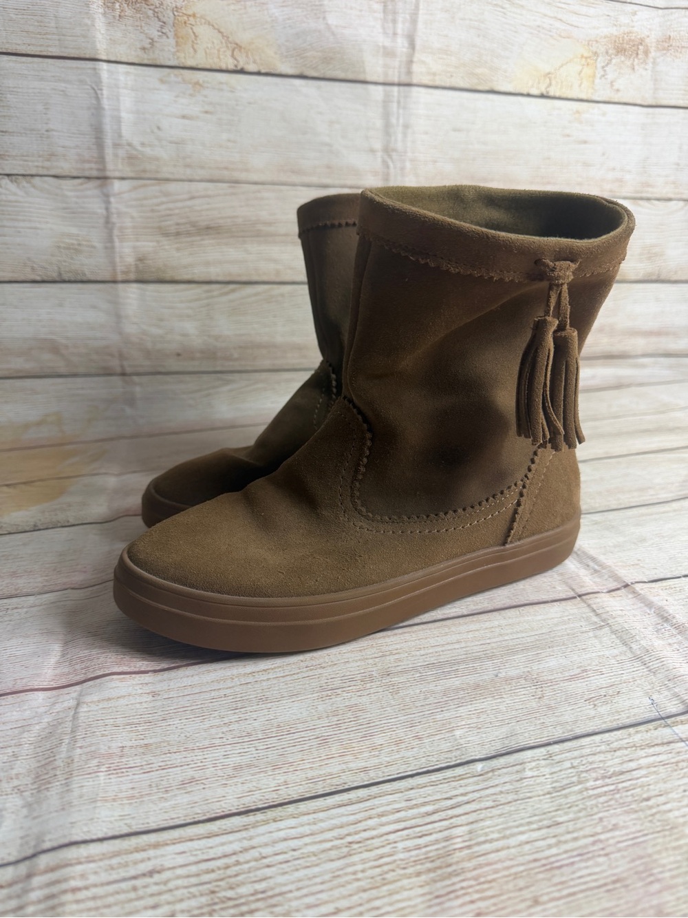 Crocs LodgePoint suede leather pull-on boots fringe tassel.  Tan brown. Size 7